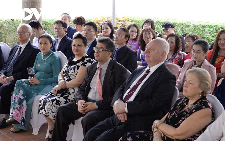 4_kazakhstan_trao_bang_khen_van_hoa_dich_gia_-vov_3_mlix